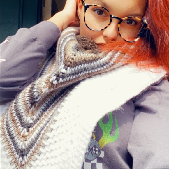 Triangle scarf - Picture 4 of 5